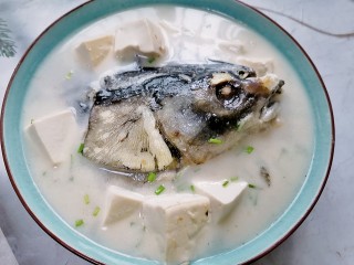 14、豆腐鱼头汤,装入容器撒上葱花