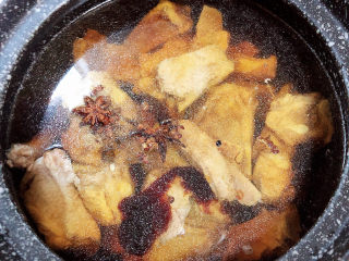 6、板栗排骨汤,再加入调料料酒、蚝油、生抽、大料、花椒。