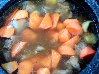 11、板栗排骨汤,再加入胡萝卜，小火炖煮10分钟。