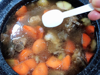 12、板栗排骨汤,放入盐，继续炖煮5分钟。