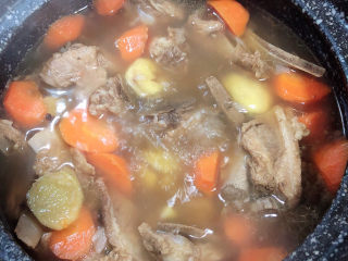 13、板栗排骨汤,板栗排骨汤已入味，即可出锅了。