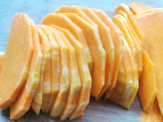 1、南瓜小圆子,南瓜洗净去皮,切成薄片