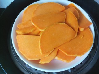 2、南瓜小圆子,上锅水开蒸10分钟