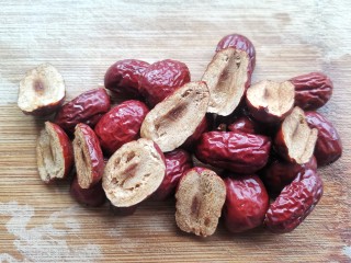 3、南瓜小圆子,红枣对半切开去核