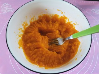 6、南瓜小圆子,南瓜蒸好倒掉多余的汤汁压成泥