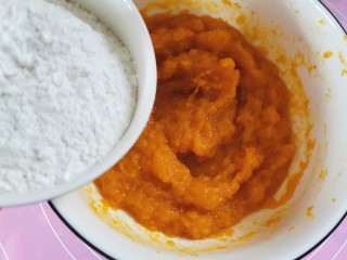 7、南瓜小圆子,稍冷倒入糯米粉搅拌成没有干粉