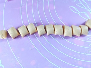 9、南瓜小圆子,搓成长条切成小剂子