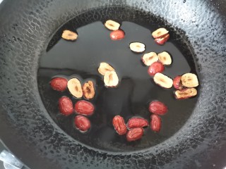 11、南瓜小圆子,锅里倒入一大碗水,放入红枣姜片