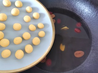 12、南瓜小圆子,水开倒入南瓜圆子继续烧