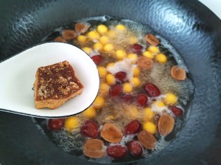 13、南瓜小圆子,烧到南瓜园子都浮起来,加入红糖块