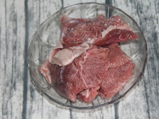 1、孜然葱爆牛肉,先准备好200g牛肉