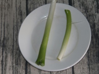 3、孜然葱爆牛肉,葱洗净