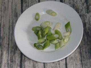 4、孜然葱爆牛肉,切成段儿