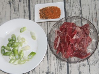 6、孜然葱爆牛肉,食材集合