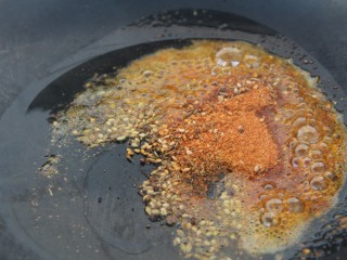 8、孜然葱爆牛肉,把烧烤料爆香