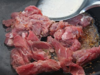 9、孜然葱爆牛肉,放入牛肉炒