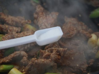 11、孜然葱爆牛肉,再炒两分钟，放一勺盐