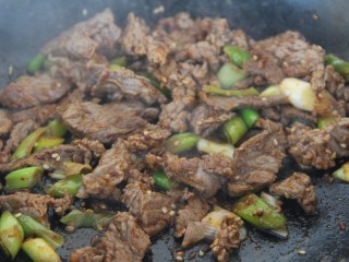12、孜然葱爆牛肉,炒匀