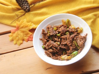 13、孜然葱爆牛肉,装盘
