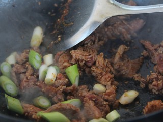 10、孜然葱爆牛肉,牛肉炒至七八分熟，放入葱段