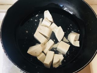 2、昂公炖豆腐,豆腐切块，焯水