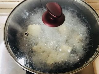 3、昂公炖豆腐,水开即可关火