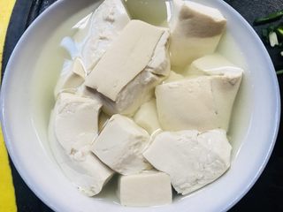 4、昂公炖豆腐,豆腐过冷水备用
