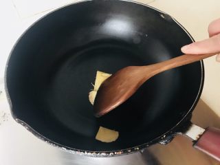 5、昂公炖豆腐,锅大火烧热，用姜片擦锅（防止粘锅）