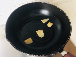 6、昂公炖豆腐,倒入菜籽油