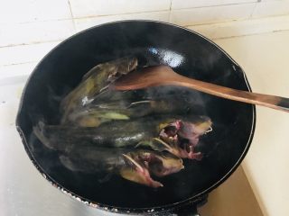 7、昂公炖豆腐,放入昂公，煸一下