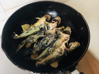 8、昂公炖豆腐,翻面煸一下