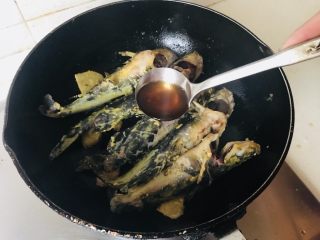 9、昂公炖豆腐,加入两勺料酒