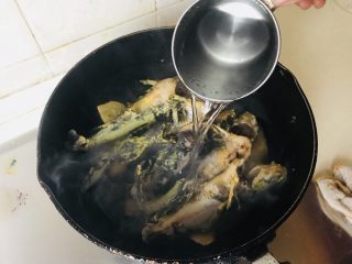 10、昂公炖豆腐,昂公煸制后，加入冷水。