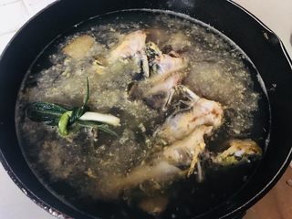 12、昂公炖豆腐,摆入葱卷。锅盖盖上，大火烧开