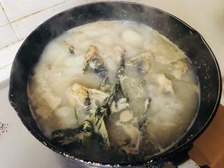 13、昂公炖豆腐,汤烧开，泛白