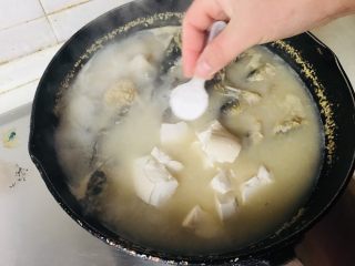 15、昂公炖豆腐,撒上适量盐