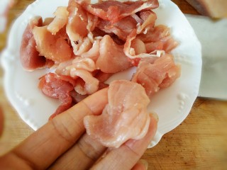 1、#猪年#辣椒炒肉,选择里脊肉或五花肉，切片如图