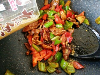 9、#猪年#辣椒炒肉,肉片炒匀后，放辣椒翻炒，出锅前加少许盐和十三香