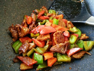 10、#猪年#辣椒炒肉,继续炒匀即可关火
