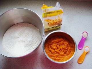 1、南瓜香肠麦穗面包,南瓜提前入蒸锅隔水蒸熟，去皮搅拌成泥，其他配料称好备用。