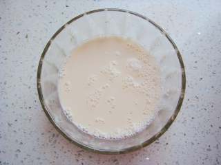 3、南瓜香肠麦穗面包,酵母粉用50克的温开水搅拌至融化。