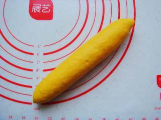 11、南瓜香肠麦穗面包,捏紧封口向下放。