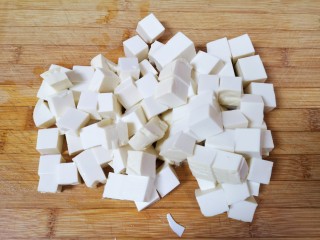 1、香菇肉末豆腐,豆腐冲洗一下表面切成小块。