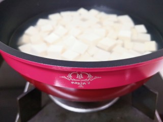 3、香菇肉末豆腐,大火烧开以后煮2分钟关火。