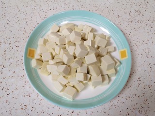 4、香菇肉末豆腐,捞出控一下水分备用。