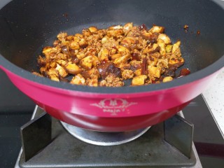 12、香菇肉末豆腐,翻炒至香菇变软。