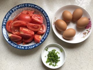 1、西红柿鸡蛋汤,西红柿洗净，滚刀切块