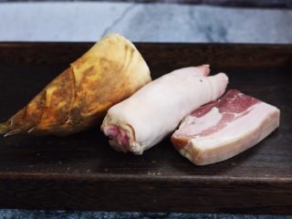 1、腌笃鲜（猪蹄版）,主要食材：春笋、猪蹄、咸五花肉。