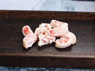 2、腌笃鲜（猪蹄版）,将猪蹄切成小块。