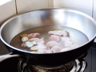 4、腌笃鲜（猪蹄版）,将猪蹄焯水，捞出备用。